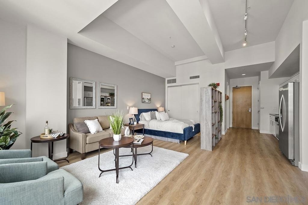 350 W Ash Street W - Photo 2