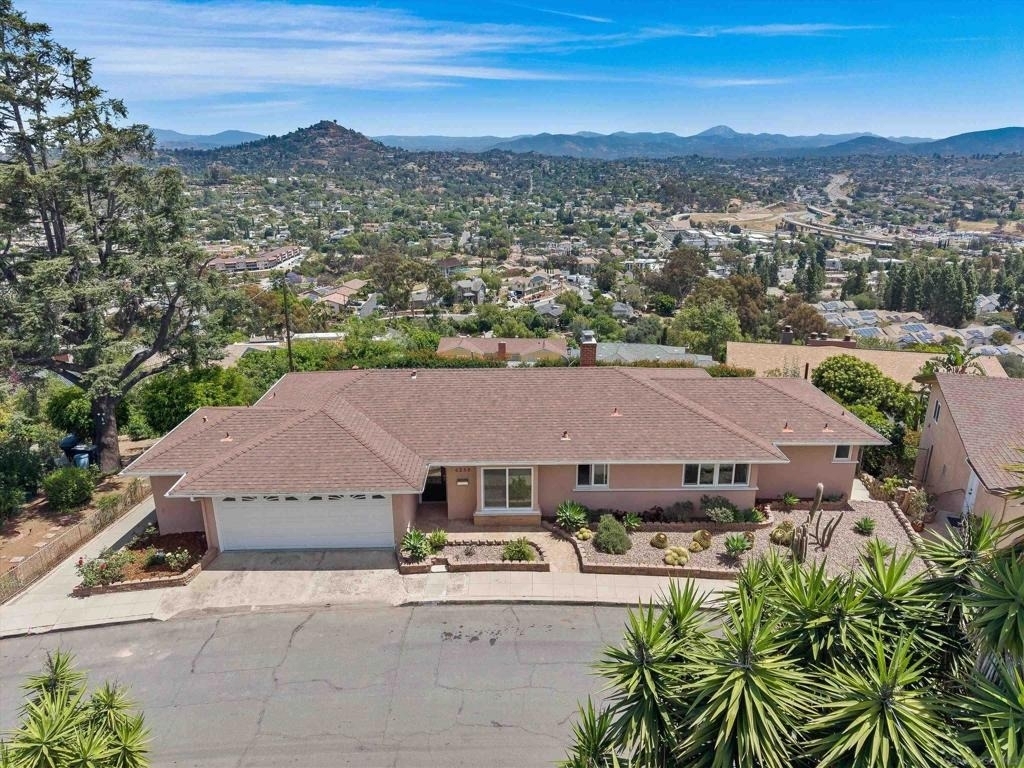 4258 Summit Dr - Photo 0