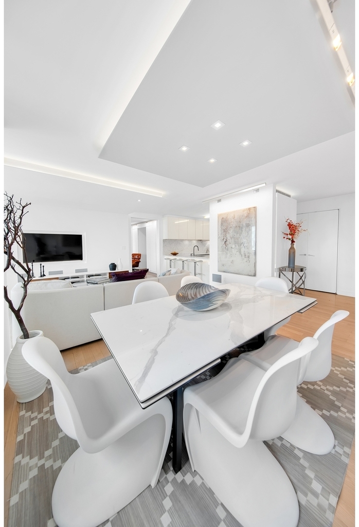322 W 57th St - Photo 4