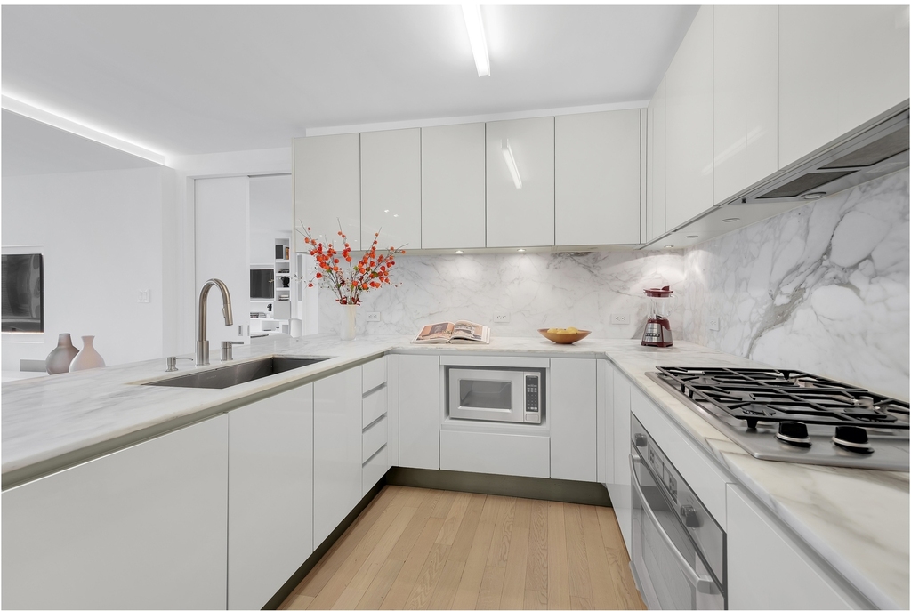 322 W 57th St - Photo 7