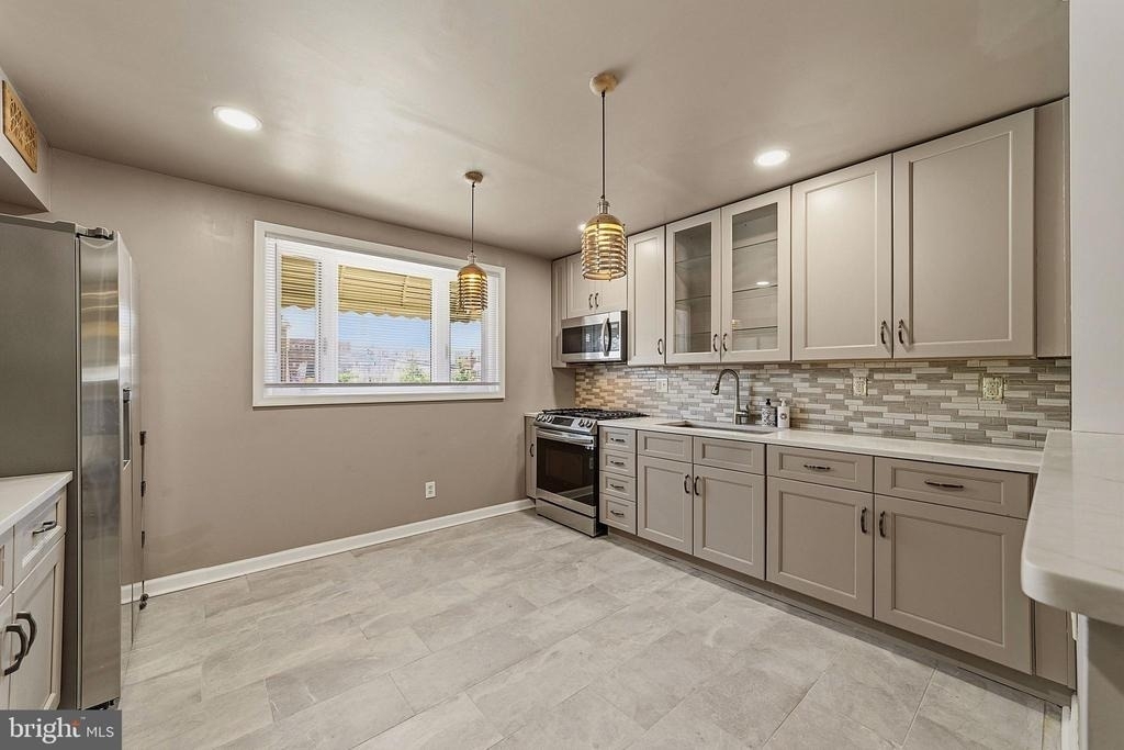 1135 W Thompson Street - Photo 5