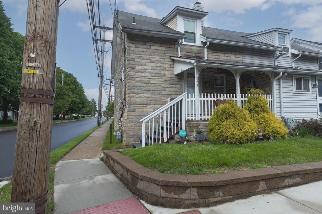 957 W 6th Street - Photo 0