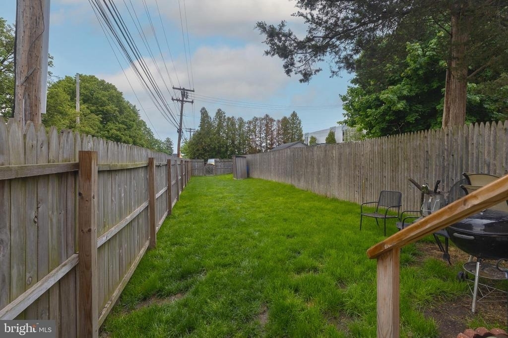 957 W 6th Street - Photo 2