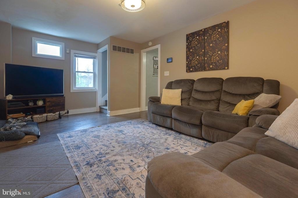 957 W 6th Street - Photo 6