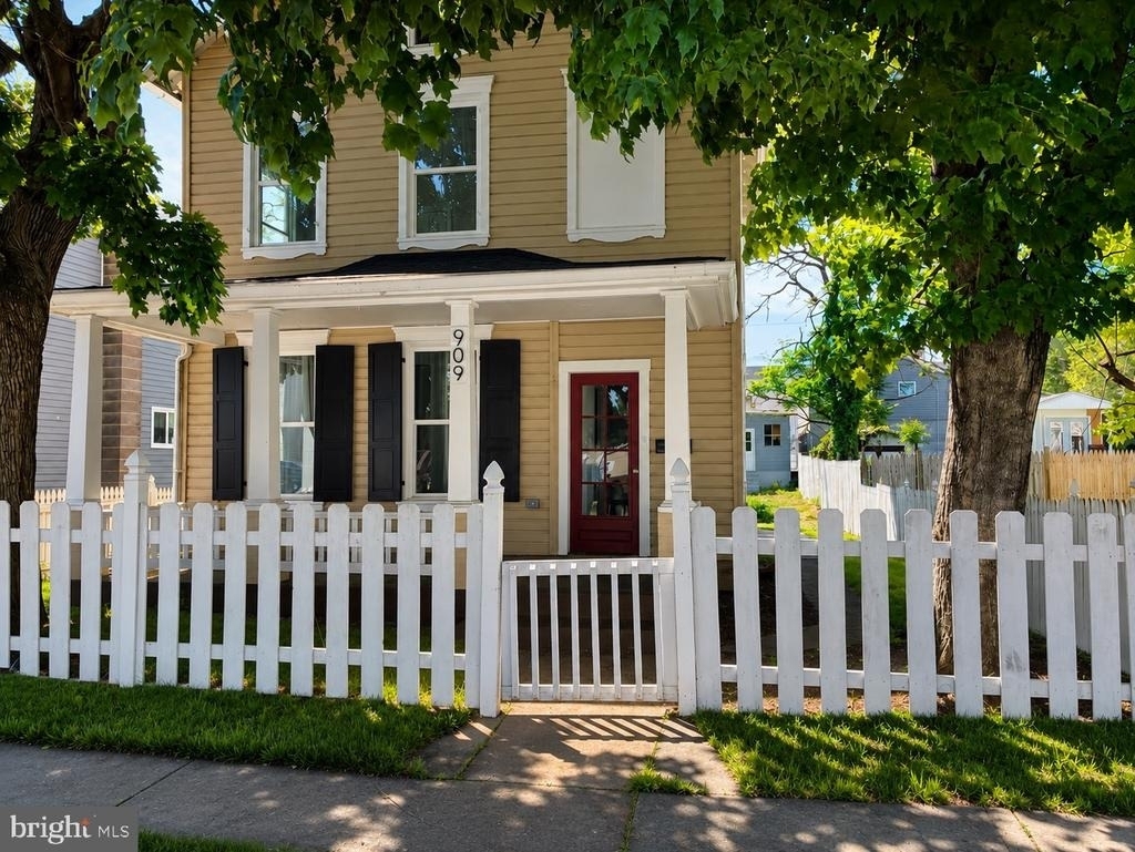 909 Corbett Street - Photo 1