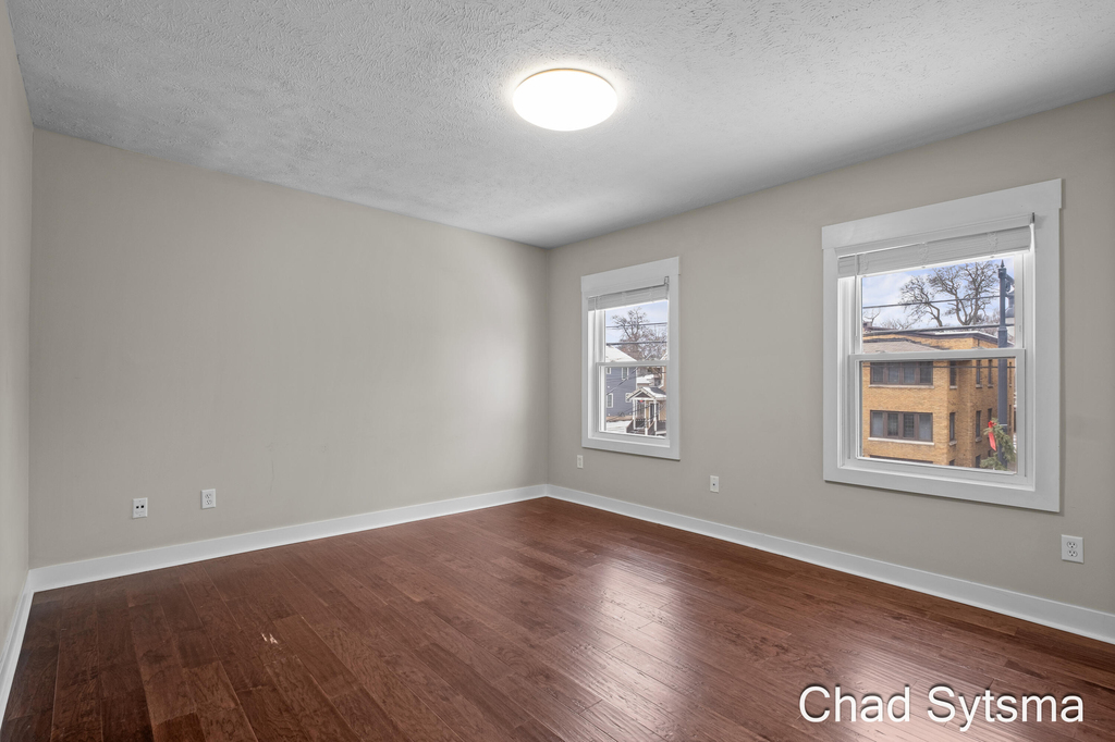 930 Wealthy Street Se - Photo 6