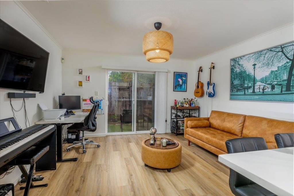 1422 Collier St - Photo 0