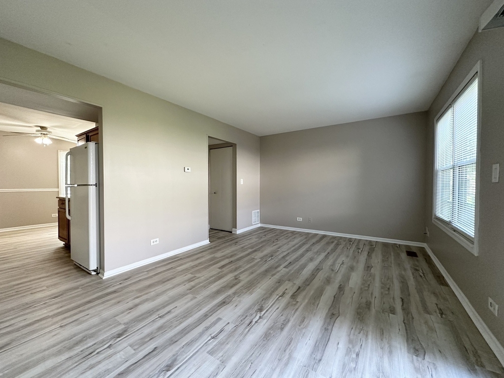 2543 Prairieview Lane S - Photo 3