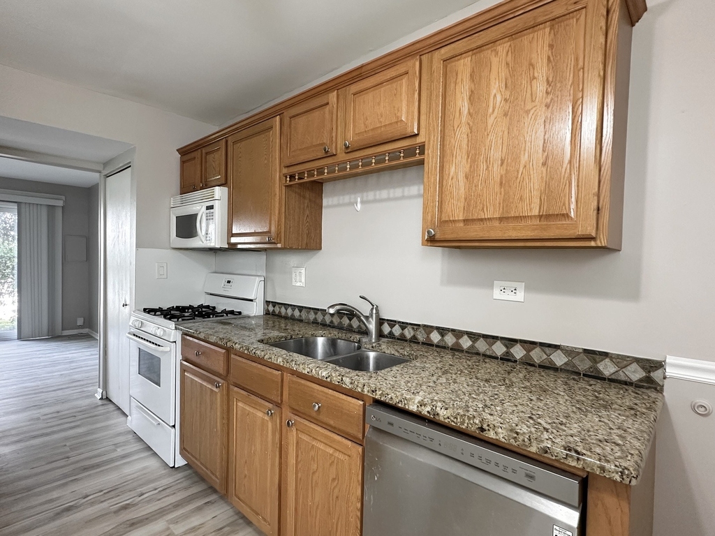 2543 Prairieview Lane S - Photo 4
