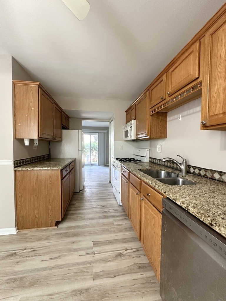 2543 Prairieview Lane S - Photo 5