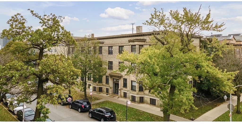 923 W Waveland Avenue - Photo 1