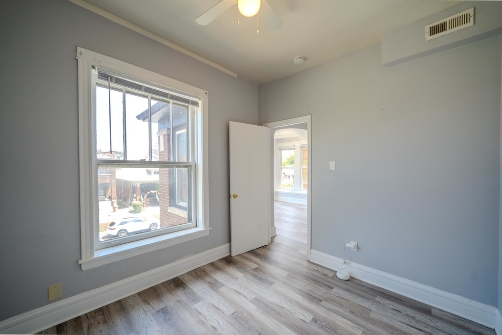7916 S Throop Street - Photo 8