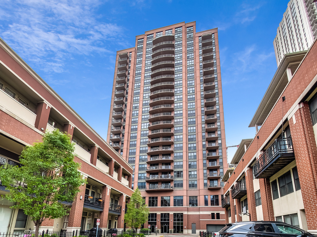 330 N Jefferson Street - Photo 0