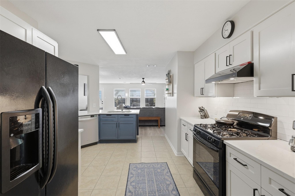 16852 Greenhouse Street - Photo 0