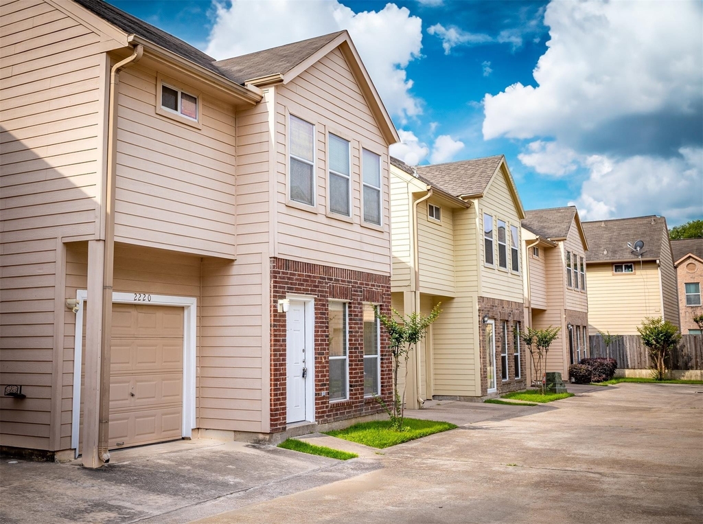 2220 Naomi Street - Photo 2