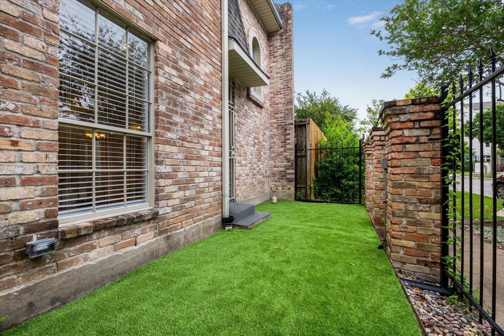 2511 Commonwealth Street - Photo 2