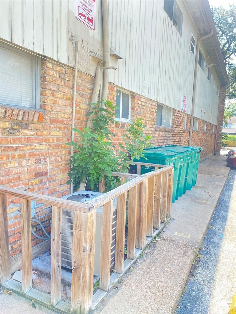 820 W Alabama - Photo 2