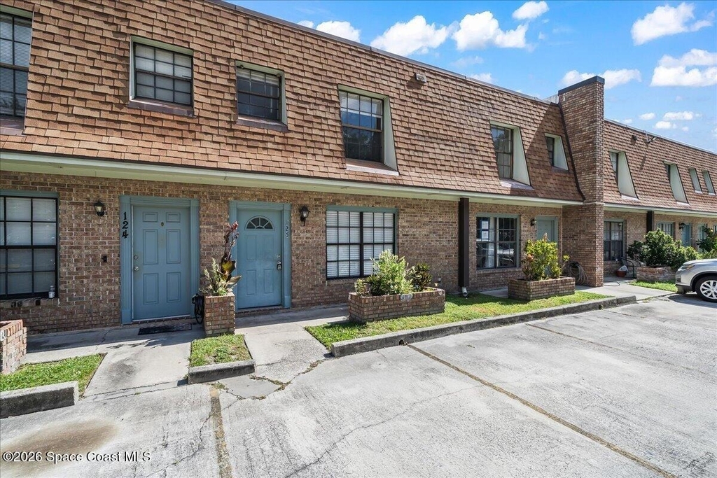 1300 Arlington Lane Ne - Photo 1