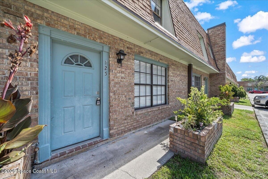 1300 Arlington Lane Ne - Photo 2