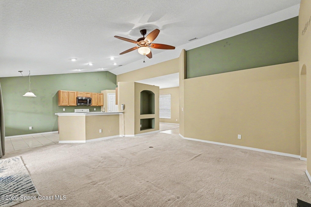 1129 Colonial Avenue Se - Photo 2