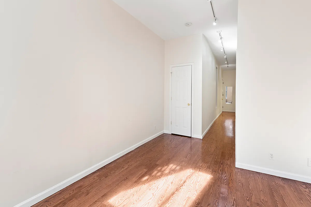 E 58th St & Sutton Place - Photo 3