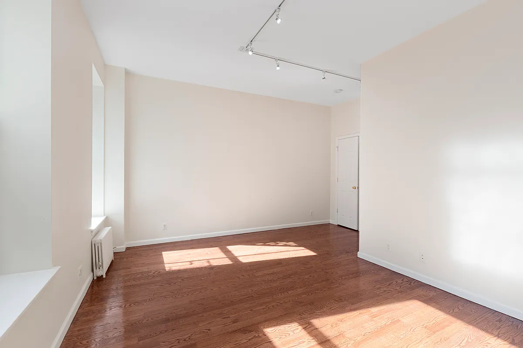 E 58th St & Sutton Place - Photo 2