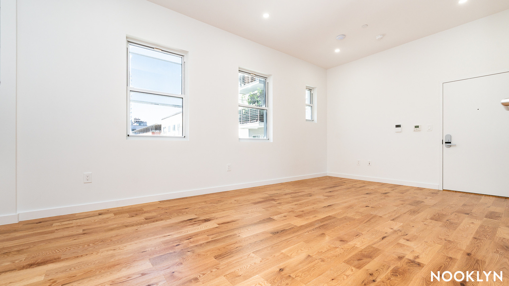 129 Graham Avenue - Photo 1