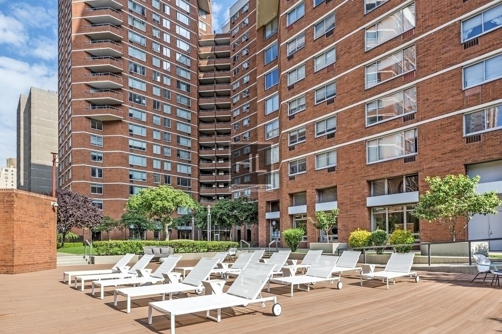2nd Avenue - Photo 6