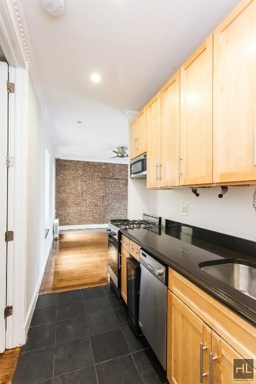 East 100th Street - Photo 4