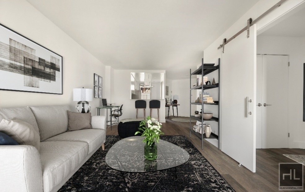 Queens Boulevard - Photo 1