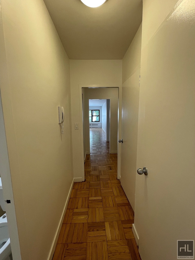 East 55 Street - Photo 4