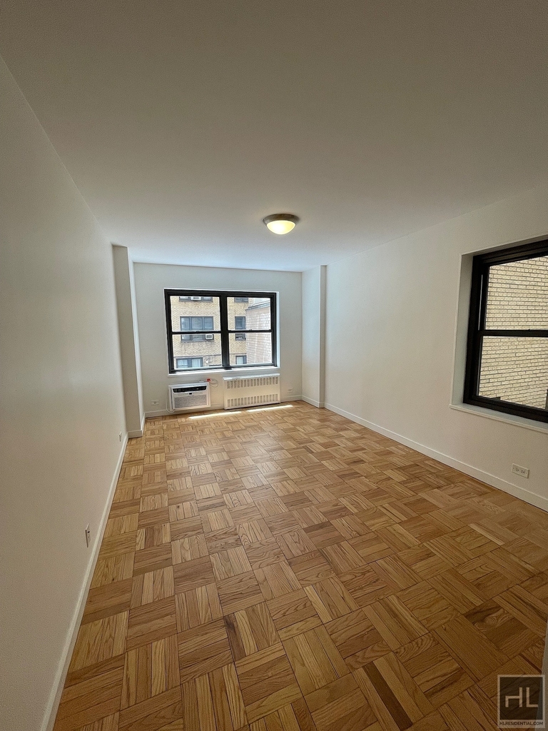East 55 Street - Photo 2