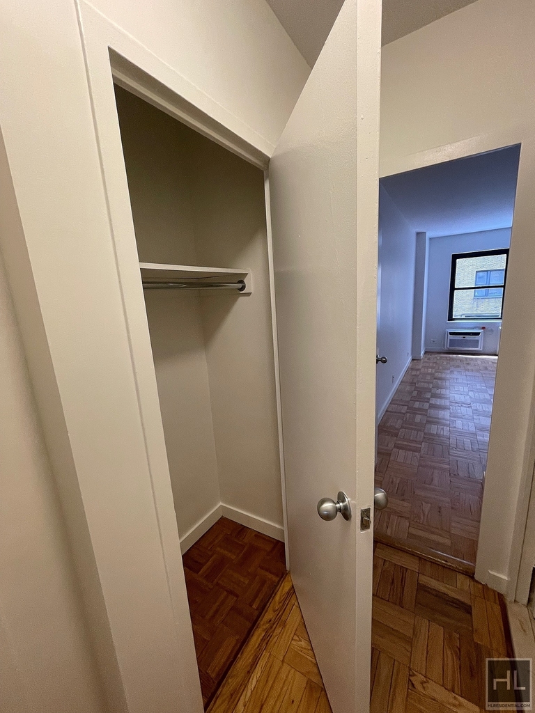 East 55 Street - Photo 5
