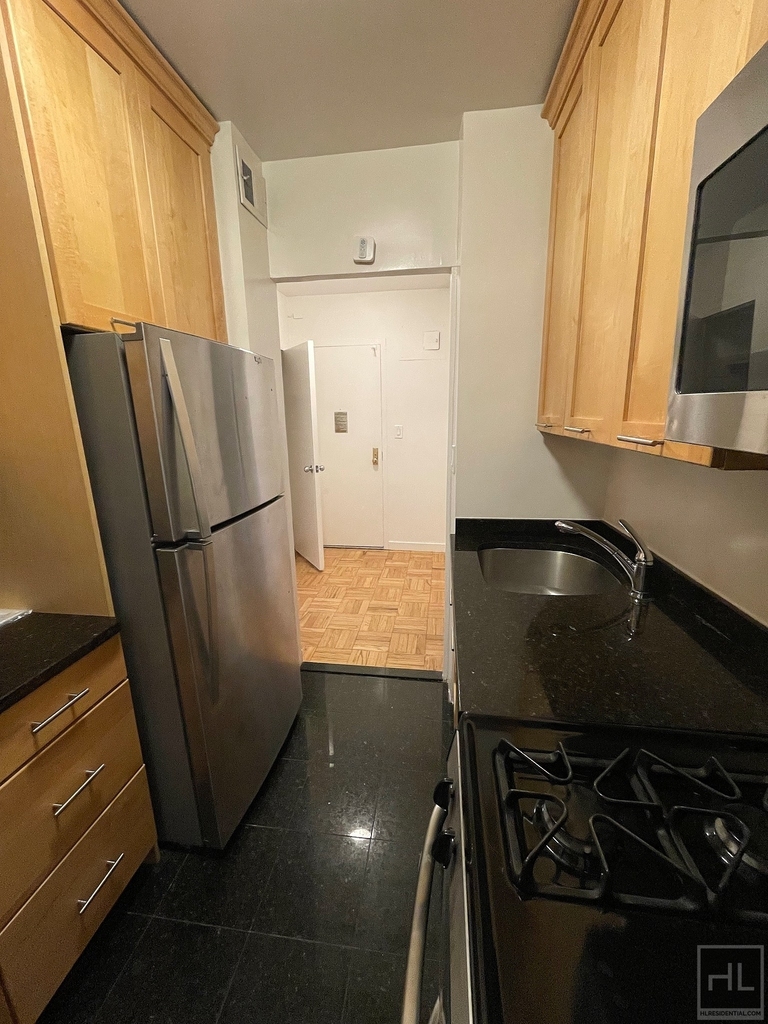 East 55 Street - Photo 8