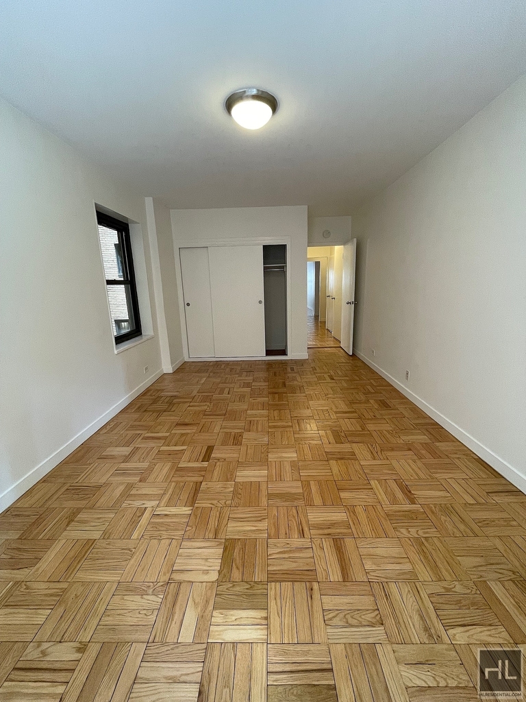 East 55 Street - Photo 3