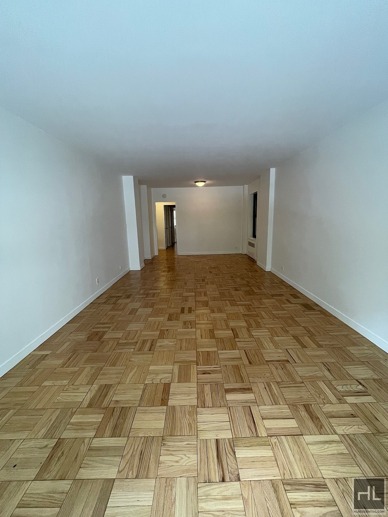 East 55 Street - Photo 1