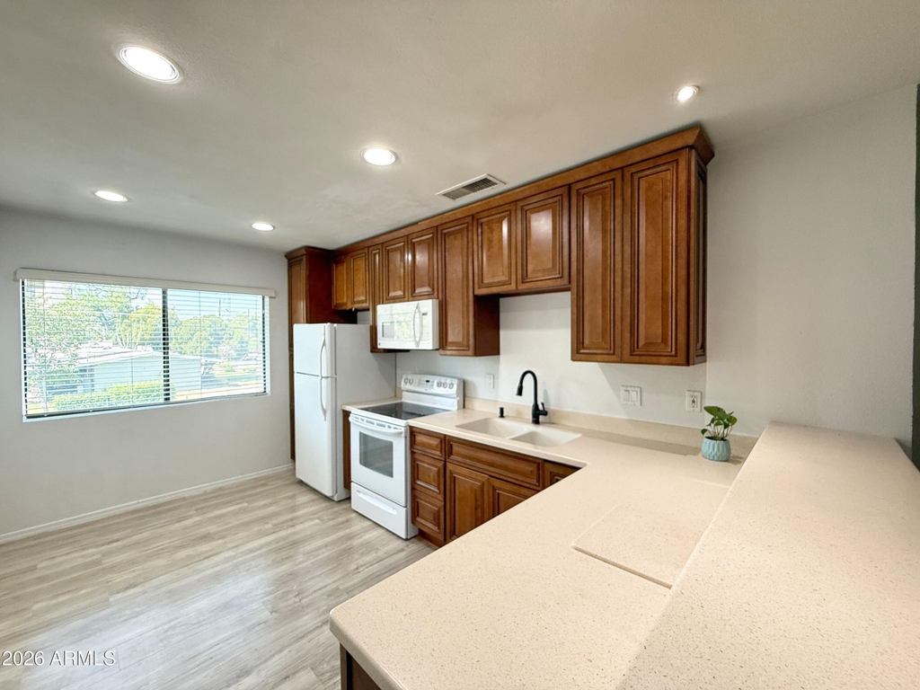749 E Montebello Avenue - Photo 4