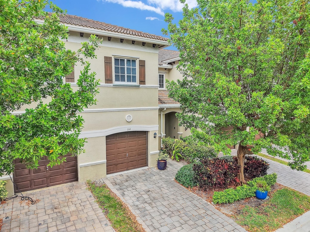 358 Se 1st Way - Photo 0