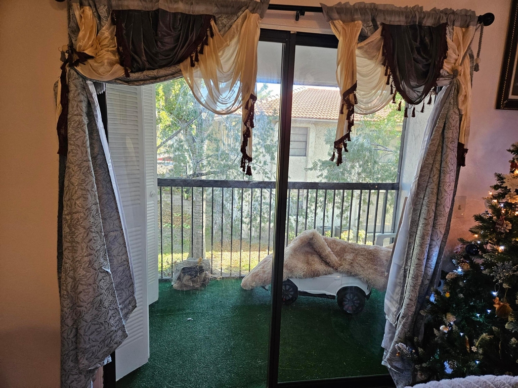 10571 Royal Palm Boulevard - Photo 3