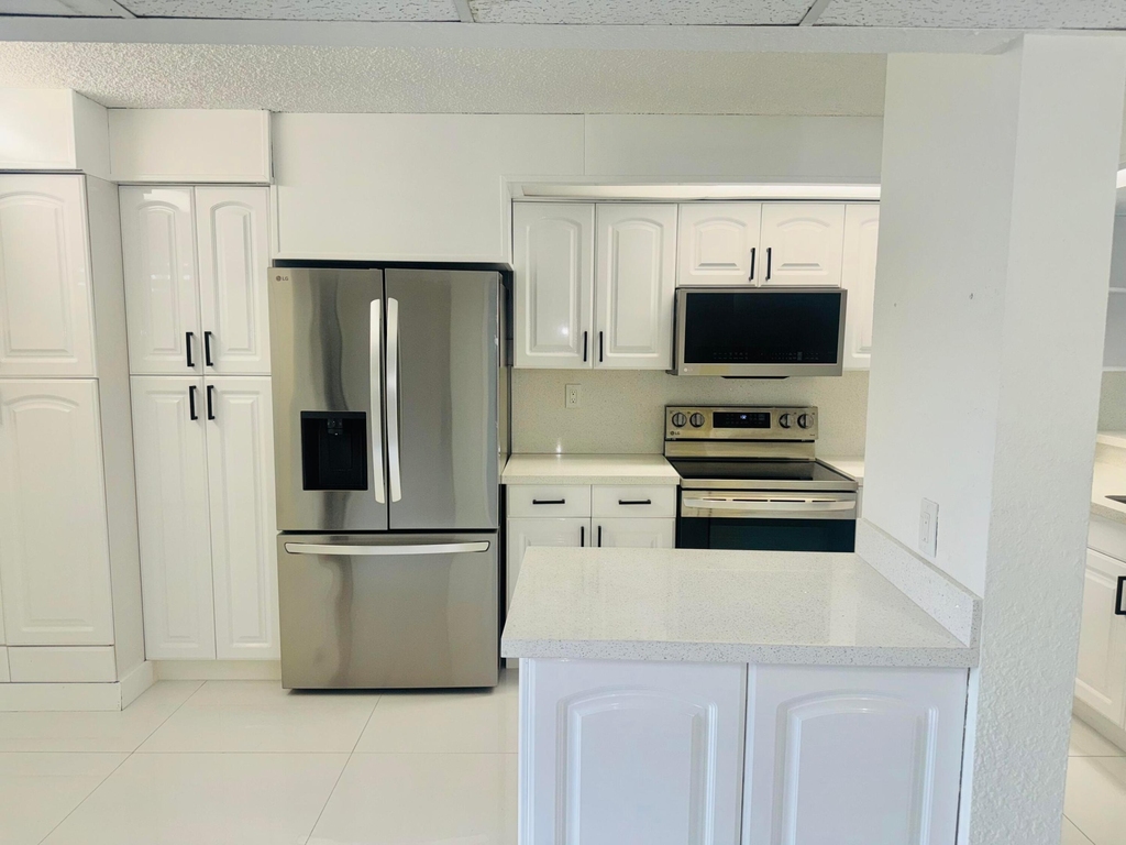 9 Royal Palm Way - Photo 3