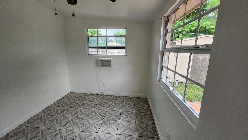 43 Sw 11th Street - Photo 1