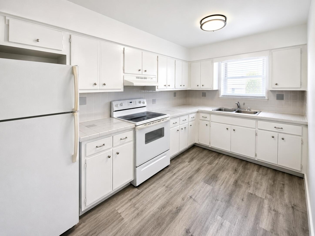 2837 Ne 30th Street - Photo 2