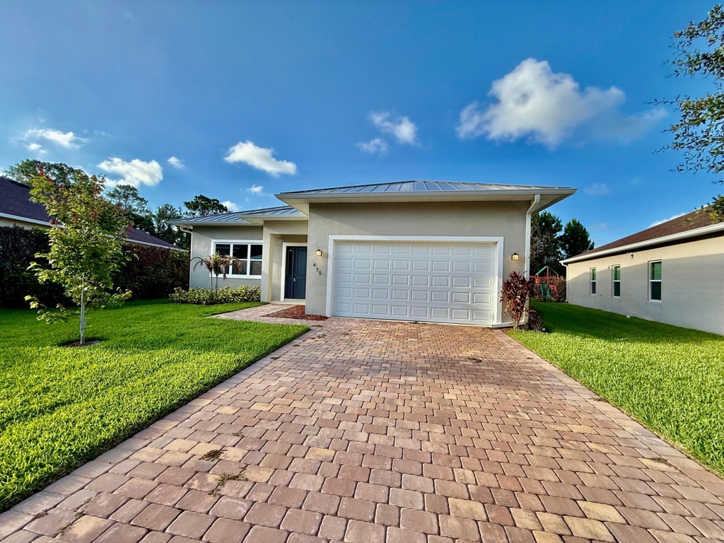 675 Ne Moss Rose Place - Photo 1
