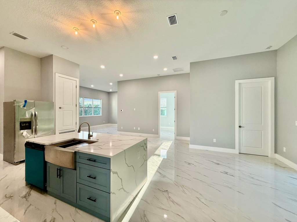 675 Ne Moss Rose Place - Photo 17