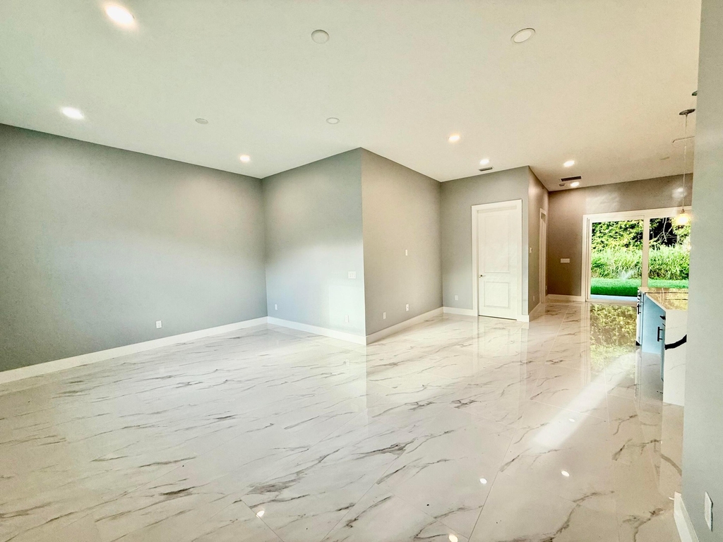 660 Ne Moss Rose Place - Photo 3