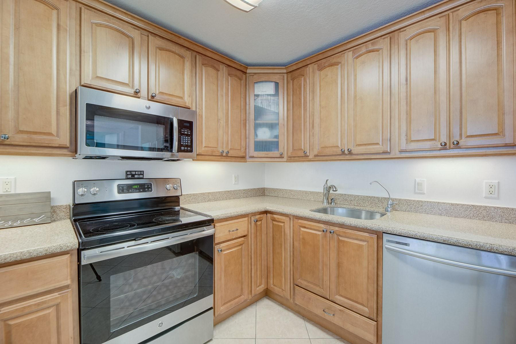 7081 Environ Boulevard - Photo 14