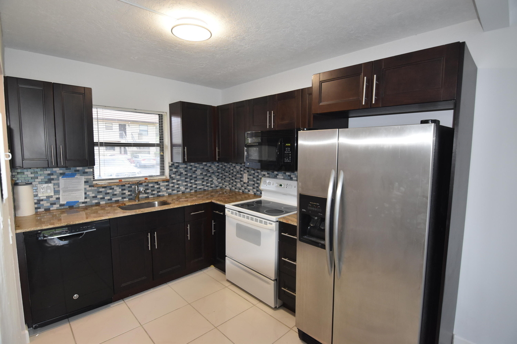 21895 Lake Forest Circle - Photo 2