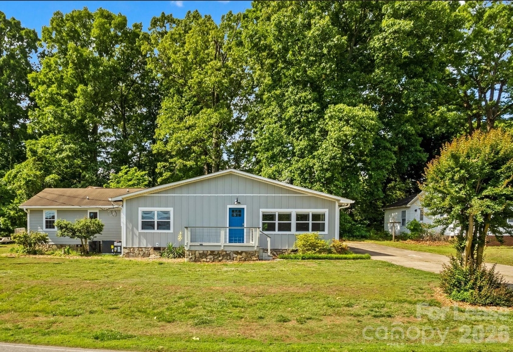 182 Commodore Loop - Photo 0