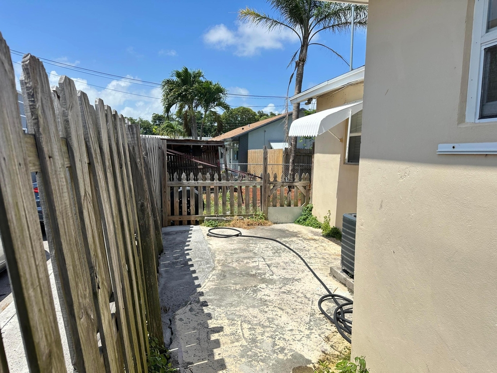 527 Puritan Road - Photo 8