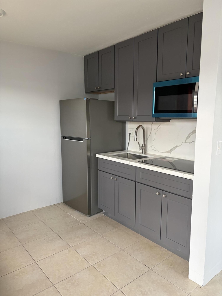 1017 Se 3rd Street - Photo 3